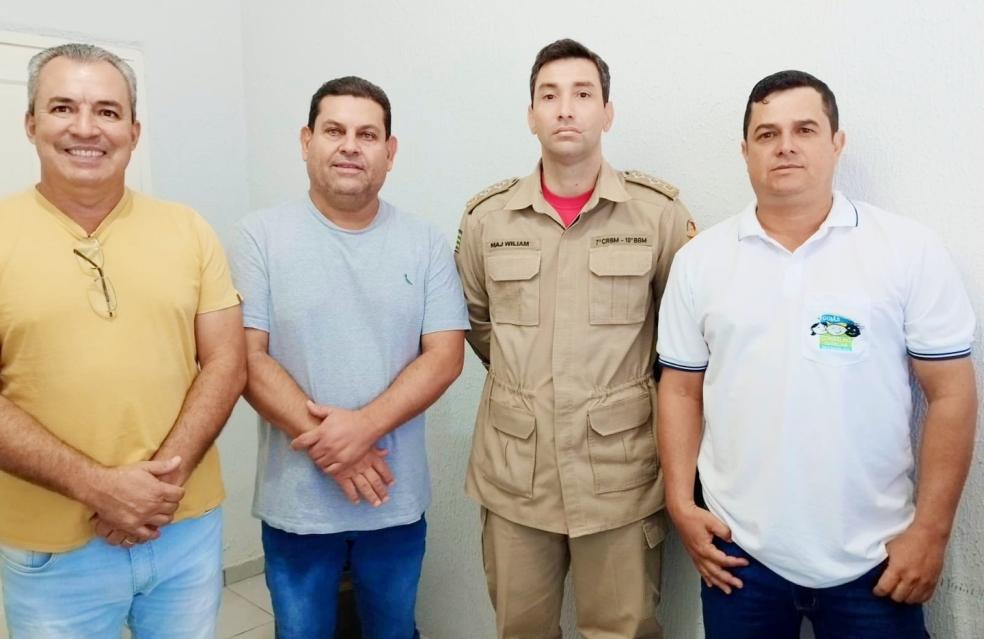 Prefeito Cebinha Nascimento recebe a visita do bombeiro major Wilian e conselheiro Ozair Neto.