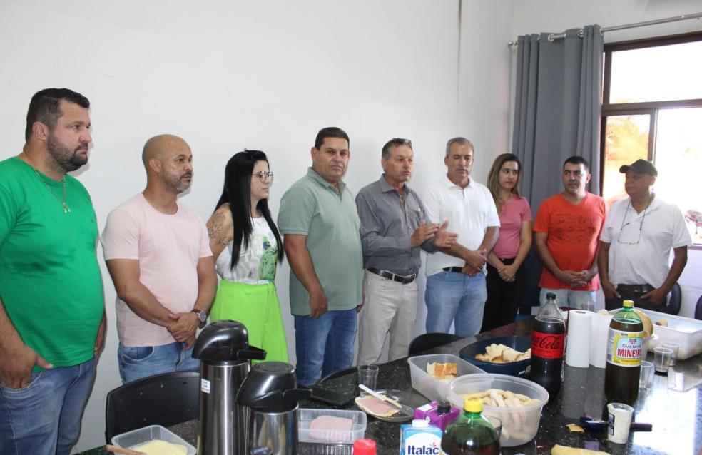 Prefeito Cebinha Nascimento e vice Nelci Cândido visitam a Câmara Municipal de Ouvidor.