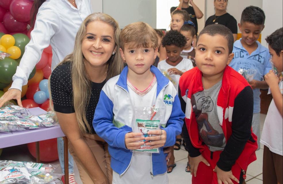 Crianças da rede municipal de ensino recebem Kit de higiene bucal em Ouvidor.