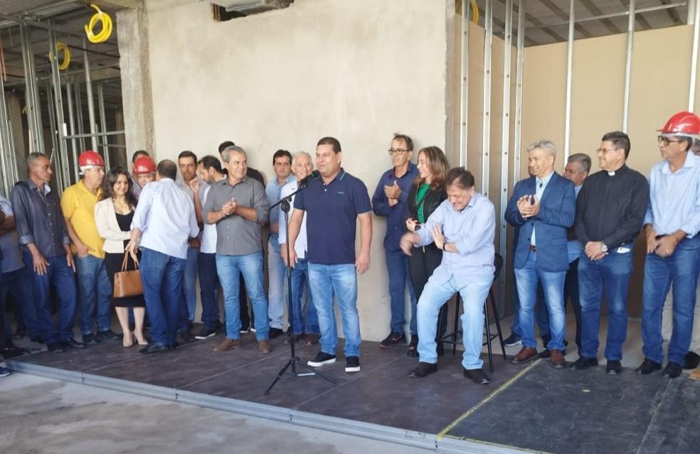 Prefeito Cebinha e equipe visitam construção do Hospital Regional de Catalão.