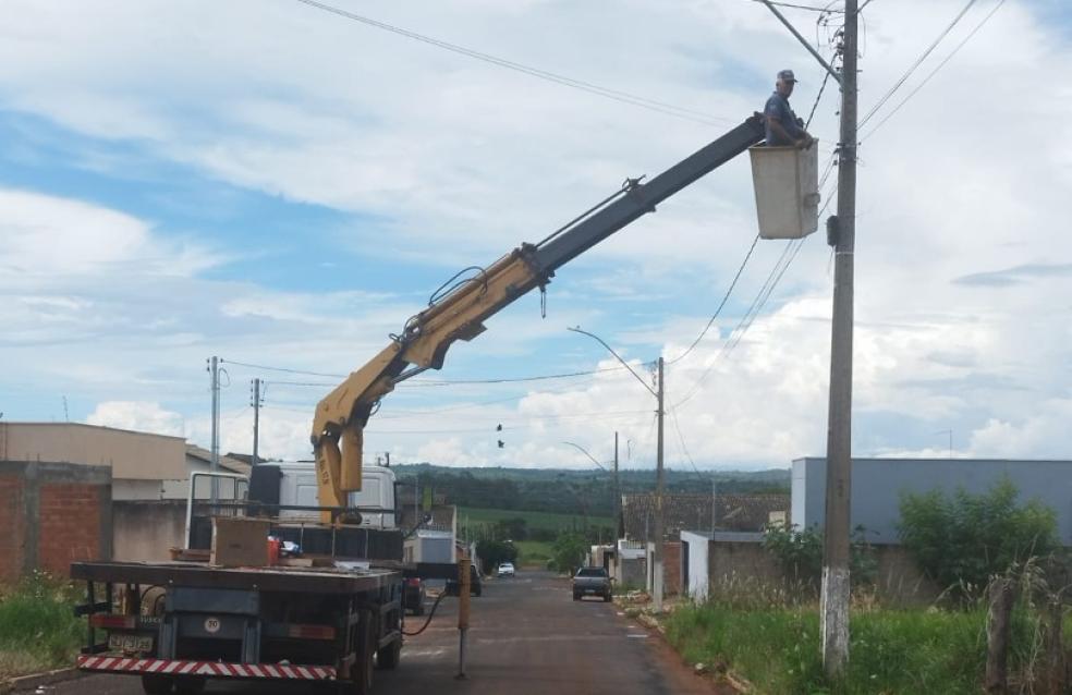 ILUMINAÇÃO PÚBLICA | Prefeitura realiza substituição de lâmpadas queimadas.