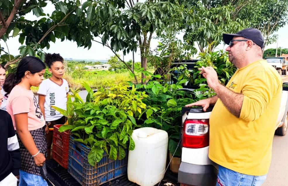 Plantio de Mudas na principal avenida do Jd. Cecília movimentou a manhã desta quinta-feira (29) em Ouvidor.