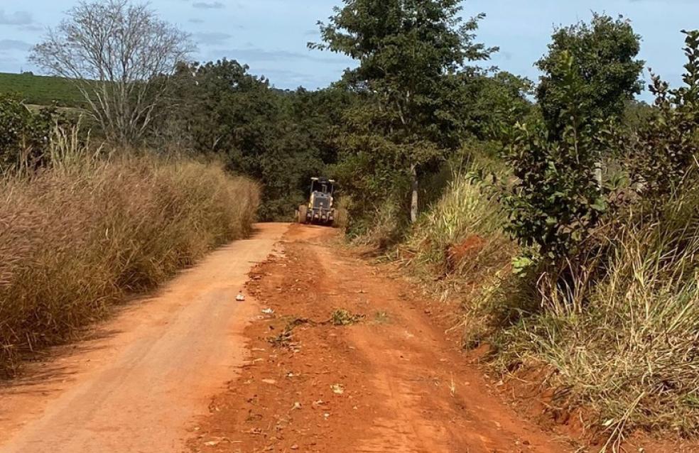 Recuperação de estradas vicinais do município de Ouvidor.