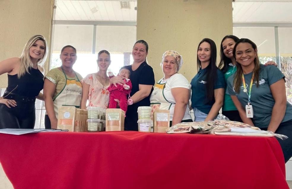 O curso Cozinha Fácil do Programa AlimentAção, realizado pelo Instituto Mosaic com a parceria técnica do Instituto Movere tem por objetivo capacitar pais ou responsáveis dos alunos das escolas para aumentar a renda familiar ao empreender com a alimentação saudável.