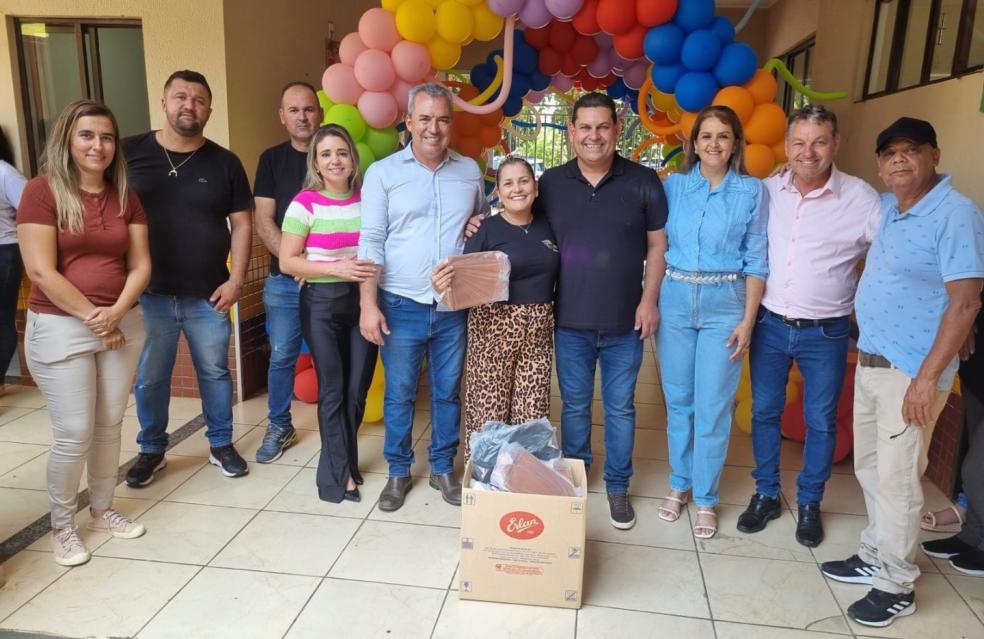 Prefeitura municipal de Ouvidor  presenteia cerca de 1000 alunos da rede municipal de ensino .