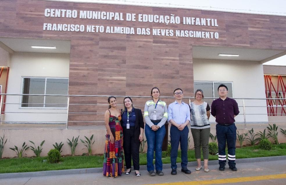 Prefeitura de Ouvidor acompanha visita de funcionários da CMOC no CMEI e sede do conselho tutelar.