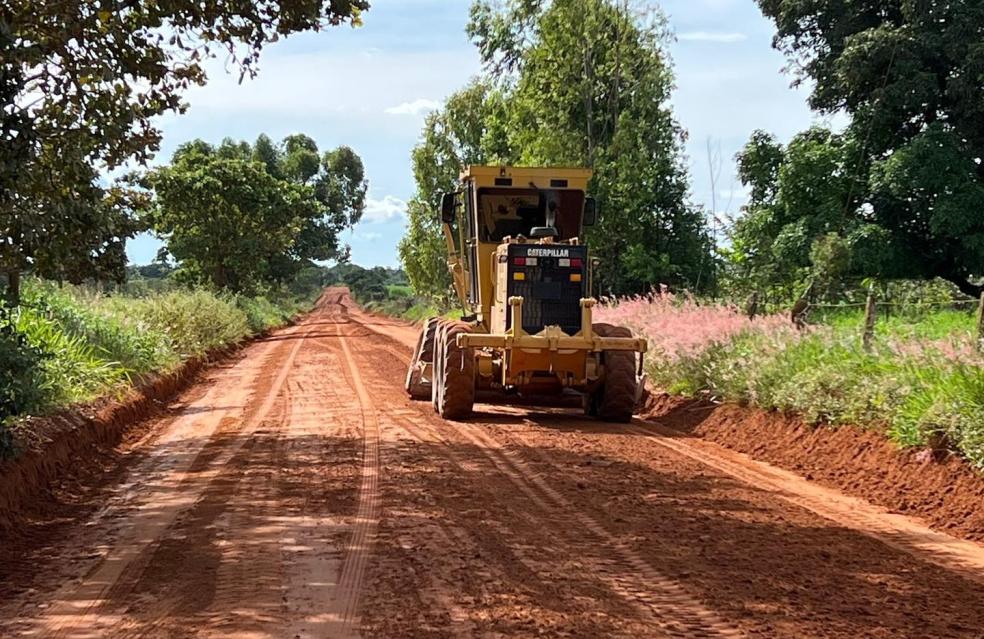 A Secretaria de Obras e Serviços de Ouvidor iniciou a manutenção das estradas rurais com acesso ao Paraíso e Beira do Lago.