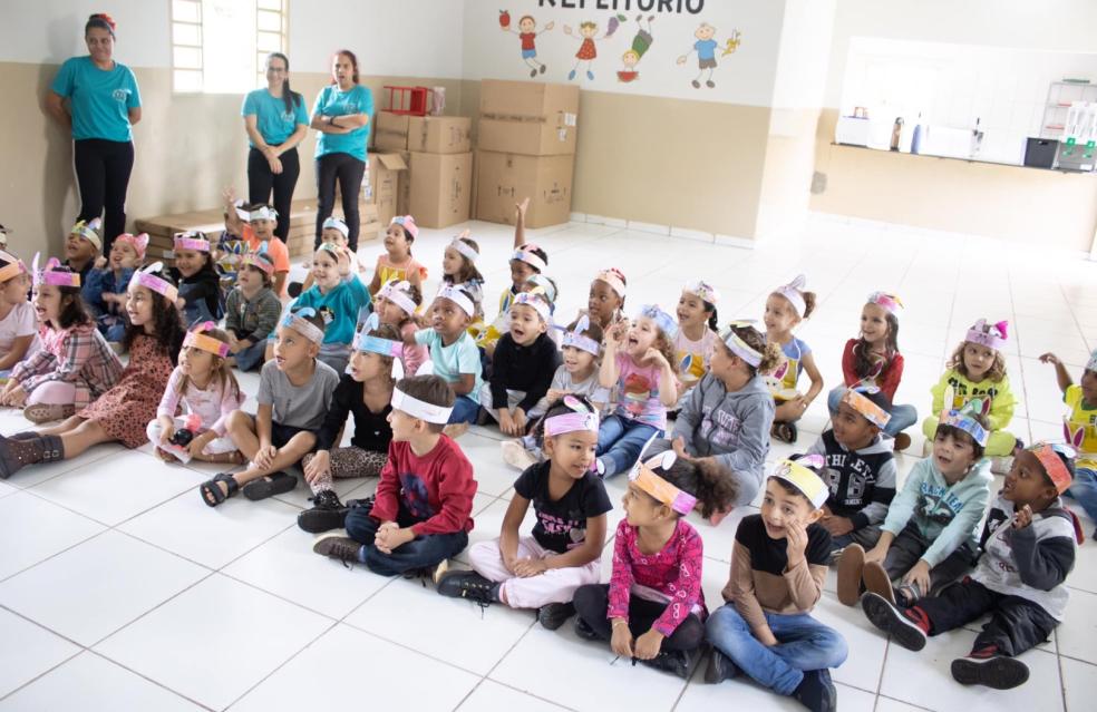 Prefeitura de Ouvidor entrega Ovos de chocolate a todos os alunos da rede municipal de ensino.