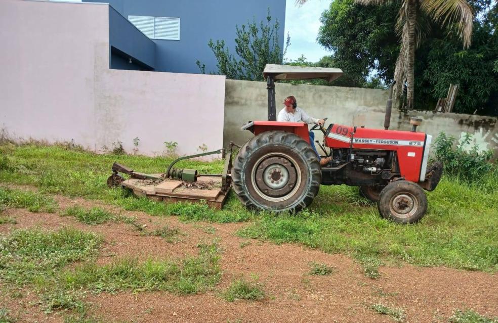 #SAÚDEEQUALIDADEDEVIDA | Prefeitura inicia o ano realizando as atividades de roçagem do mato em lotes vazios.